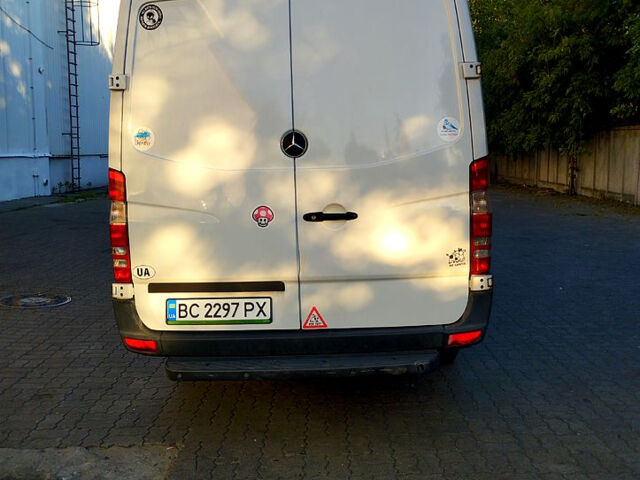 Белый Мерседес Sprinter, объемом двигателя 2.1 л и пробегом 490 тыс. км за 15000 $, фото 3 на Automoto.ua