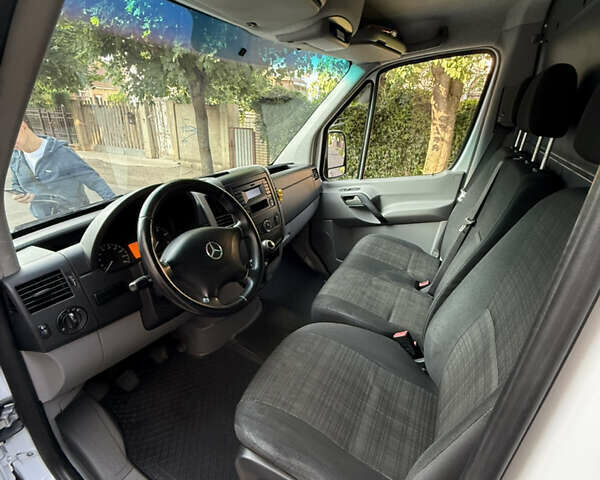 Белый Мерседес Sprinter, объемом двигателя 2.1 л и пробегом 303 тыс. км за 16500 $, фото 22 на Automoto.ua