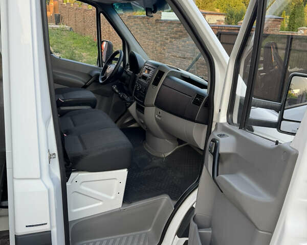 Белый Мерседес Sprinter, объемом двигателя 2.14 л и пробегом 331 тыс. км за 21500 $, фото 10 на Automoto.ua