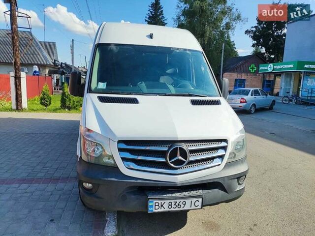 Белый Мерседес Sprinter, объемом двигателя 2.14 л и пробегом 450 тыс. км за 19000 $, фото 2 на Automoto.ua