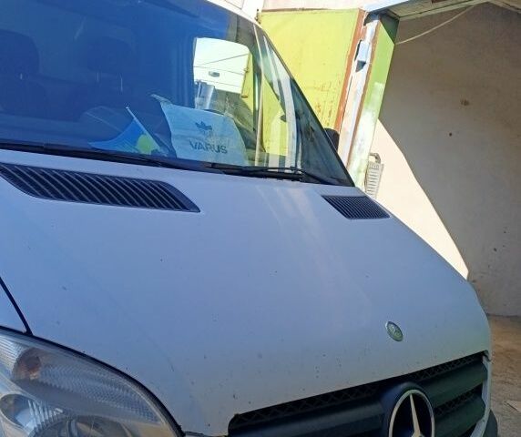 Белый Мерседес Sprinter, объемом двигателя 2.2 л и пробегом 420 тыс. км за 18500 $, фото 1 на Automoto.ua