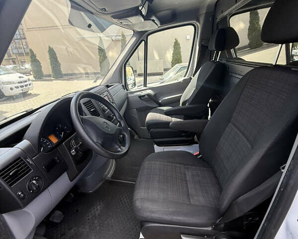 Белый Мерседес Sprinter, объемом двигателя 2.16 л и пробегом 305 тыс. км за 15599 $, фото 11 на Automoto.ua
