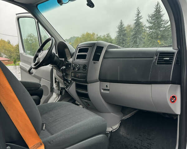 Белый Мерседес Sprinter, объемом двигателя 2.9 л и пробегом 340 тыс. км за 25000 $, фото 4 на Automoto.ua