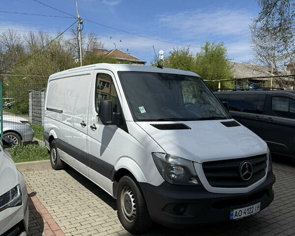 Белый Мерседес Sprinter, объемом двигателя 2.16 л и пробегом 305 тыс. км за 15599 $, фото 2 на Automoto.ua