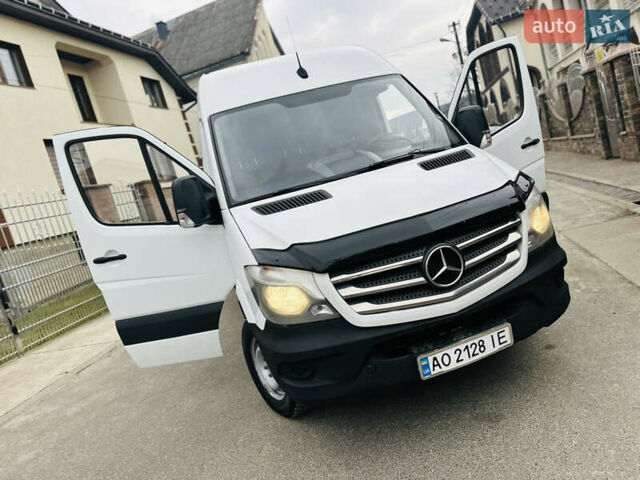 Белый Мерседес Sprinter, объемом двигателя 2.1 л и пробегом 330 тыс. км за 18700 $, фото 2 на Automoto.ua