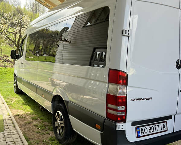 Белый Мерседес Sprinter, объемом двигателя 2.2 л и пробегом 213 тыс. км за 34560 $, фото 2 на Automoto.ua
