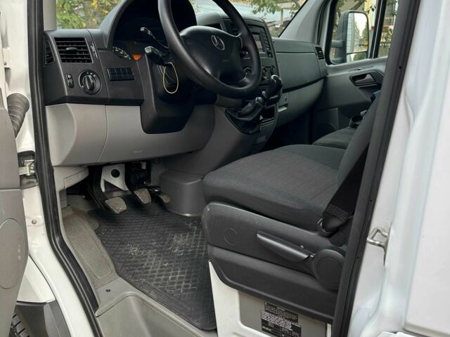 Белый Мерседес Sprinter, объемом двигателя 2.2 л и пробегом 150 тыс. км за 19750 $, фото 2 на Automoto.ua