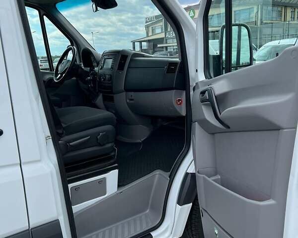 Белый Мерседес Sprinter, объемом двигателя 0 л и пробегом 168 тыс. км за 49421 $, фото 4 на Automoto.ua
