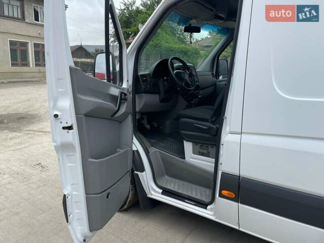 Белый Мерседес Sprinter, объемом двигателя 2.14 л и пробегом 354 тыс. км за 16000 $, фото 2 на Automoto.ua