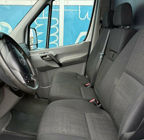 Белый Мерседес Sprinter, объемом двигателя 2.2 л и пробегом 350 тыс. км за 23675 $, фото 4 на Automoto.ua