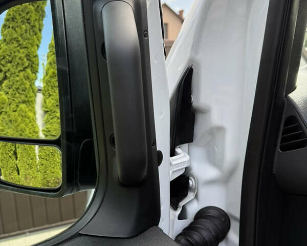 Белый Мерседес Sprinter, объемом двигателя 2.14 л и пробегом 304 тыс. км за 35000 $, фото 35 на Automoto.ua