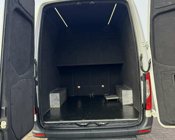 Белый Мерседес Sprinter, объемом двигателя 2.14 л и пробегом 660 тыс. км за 27509 $, фото 5 на Automoto.ua