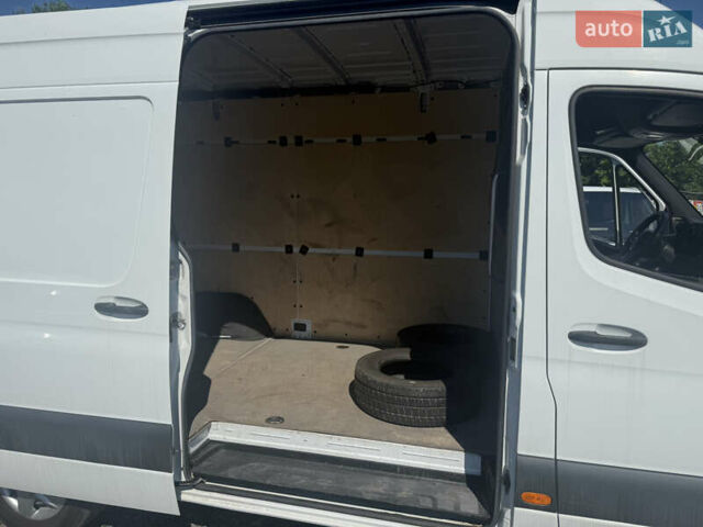 Белый Мерседес Sprinter, объемом двигателя 2.14 л и пробегом 318 тыс. км за 21000 $, фото 4 на Automoto.ua