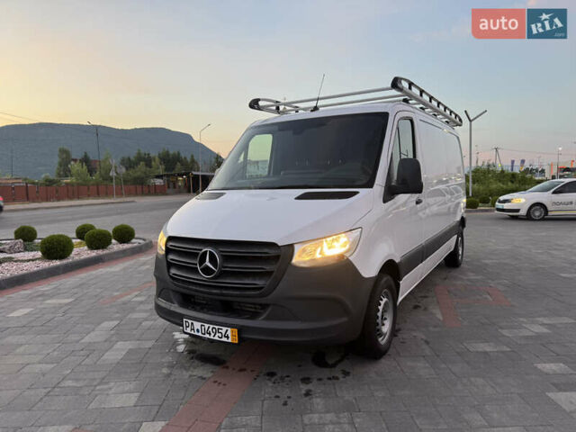 Белый Мерседес Sprinter, объемом двигателя 2.2 л и пробегом 307 тыс. км за 22390 $, фото 1 на Automoto.ua
