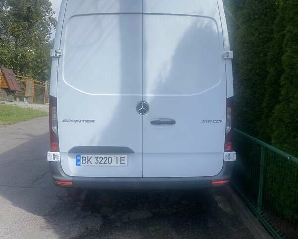 Белый Мерседес Sprinter, объемом двигателя 2.99 л и пробегом 337 тыс. км за 32000 $, фото 3 на Automoto.ua