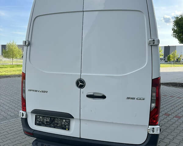 Белый Мерседес Sprinter, объемом двигателя 2.2 л и пробегом 360 тыс. км за 27000 $, фото 10 на Automoto.ua