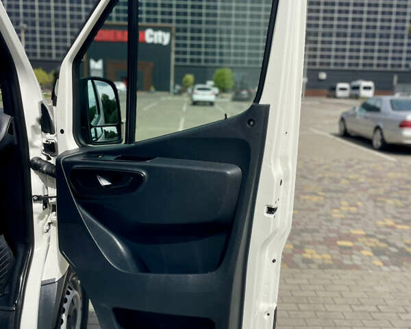 Белый Мерседес Sprinter, объемом двигателя 2.2 л и пробегом 257 тыс. км за 26000 $, фото 55 на Automoto.ua