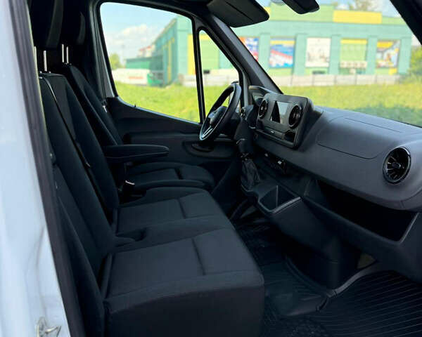 Белый Мерседес Sprinter, объемом двигателя 2.2 л и пробегом 325 тыс. км за 22803 $, фото 12 на Automoto.ua