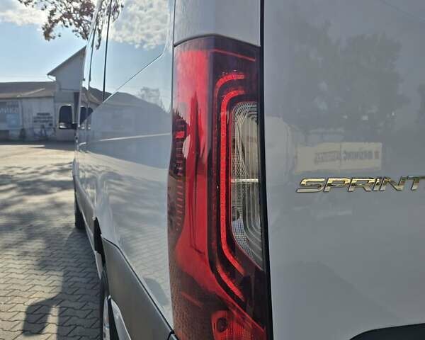 Белый Мерседес Sprinter, объемом двигателя 2.99 л и пробегом 650 тыс. км за 37000 $, фото 9 на Automoto.ua