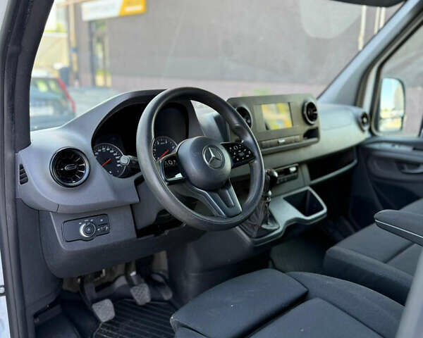 Белый Мерседес Sprinter, объемом двигателя 2.2 л и пробегом 325 тыс. км за 22803 $, фото 7 на Automoto.ua