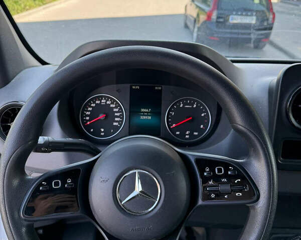 Белый Мерседес Sprinter, объемом двигателя 2.2 л и пробегом 325 тыс. км за 22803 $, фото 8 на Automoto.ua