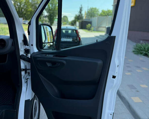 Белый Мерседес Sprinter, объемом двигателя 2.2 л и пробегом 325 тыс. км за 22803 $, фото 11 на Automoto.ua