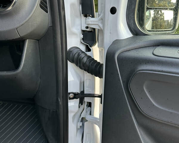 Белый Мерседес Sprinter, объемом двигателя 2.99 л и пробегом 182 тыс. км за 45746 $, фото 9 на Automoto.ua