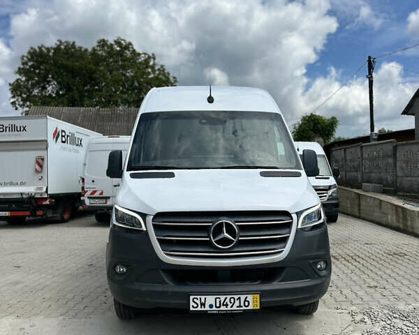 Белый Мерседес Sprinter, объемом двигателя 3 л и пробегом 330 тыс. км за 47589 $, фото 1 на Automoto.ua