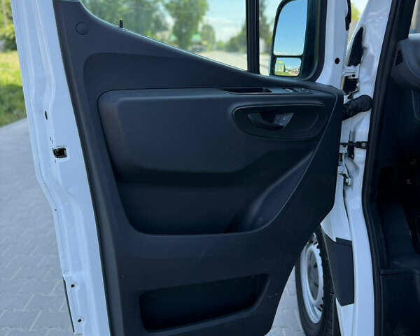 Белый Мерседес Sprinter, объемом двигателя 2.2 л и пробегом 325 тыс. км за 22803 $, фото 6 на Automoto.ua