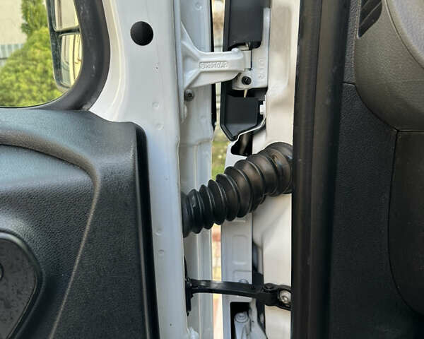 Белый Мерседес Sprinter, объемом двигателя 2.99 л и пробегом 182 тыс. км за 45746 $, фото 8 на Automoto.ua