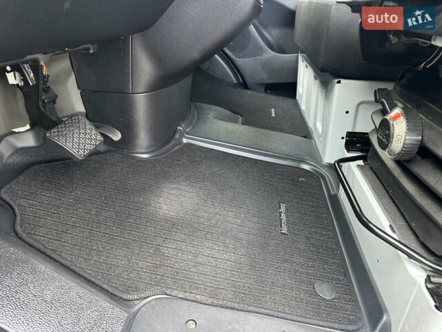 Белый Мерседес Sprinter, объемом двигателя 2.2 л и пробегом 293 тыс. км за 28800 $, фото 28 на Automoto.ua