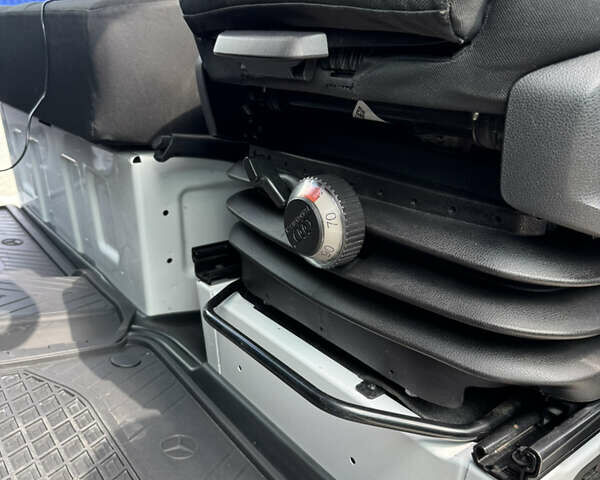 Білий Мерседес Sprinter, об'ємом двигуна 2.99 л та пробігом 313 тис. км за 40906 $, фото 32 на Automoto.ua