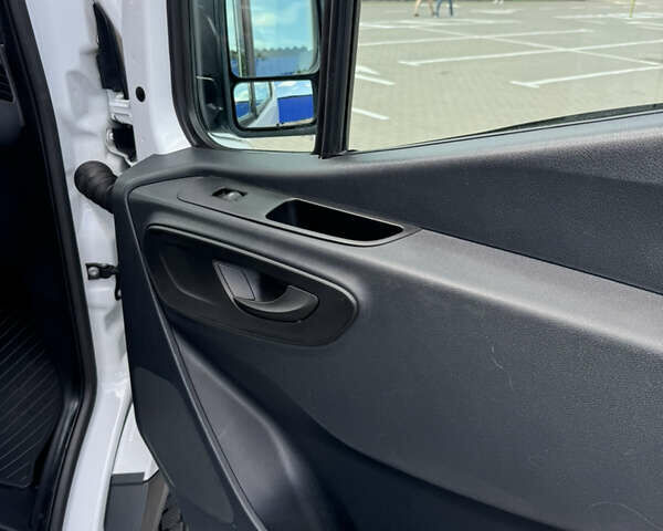 Білий Мерседес Sprinter, об'ємом двигуна 2.99 л та пробігом 313 тис. км за 40906 $, фото 33 на Automoto.ua
