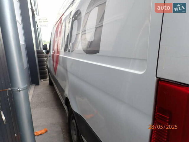 Белый Мерседес Sprinter, объемом двигателя 0 л и пробегом 215 тыс. км за 10713 $, фото 13 на Automoto.ua