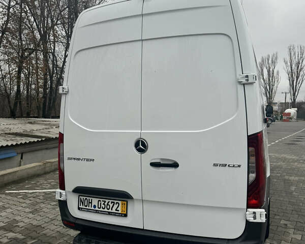 Белый Мерседес Sprinter, объемом двигателя 2.99 л и пробегом 372 тыс. км за 44686 $, фото 4 на Automoto.ua
