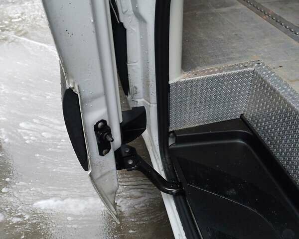 Белый Мерседес Sprinter, объемом двигателя 2.2 л и пробегом 297 тыс. км за 26700 $, фото 12 на Automoto.ua