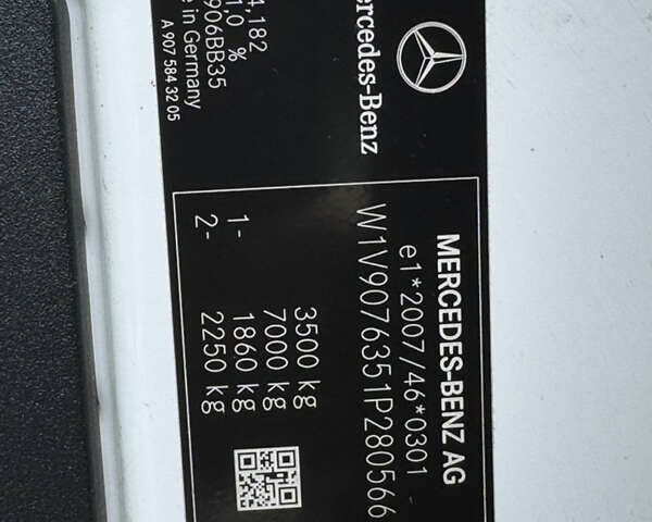 Білий Мерседес Sprinter, об'ємом двигуна 2.99 л та пробігом 313 тис. км за 40906 $, фото 25 на Automoto.ua