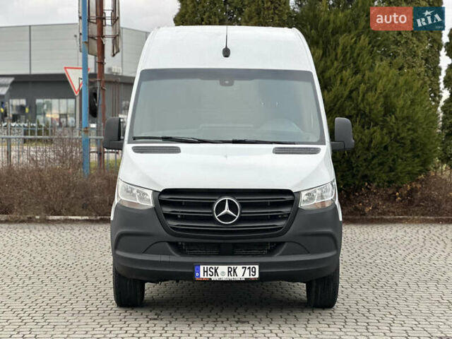 Белый Мерседес Sprinter, объемом двигателя 3 л и пробегом 300 тыс. км за 37500 $, фото 1 на Automoto.ua
