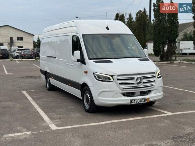 Белый Мерседес Sprinter, объемом двигателя 2.2 л и пробегом 243 тыс. км за 25800 $, фото 1 на Automoto.ua