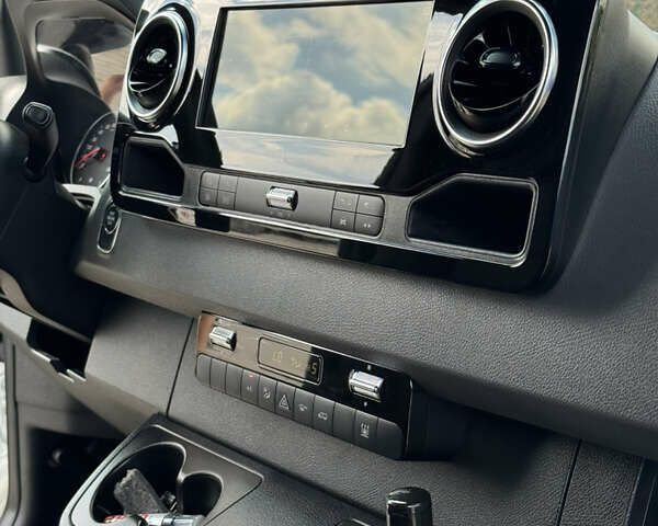 Білий Мерседес Sprinter, об'ємом двигуна 2.99 л та пробігом 313 тис. км за 40906 $, фото 34 на Automoto.ua