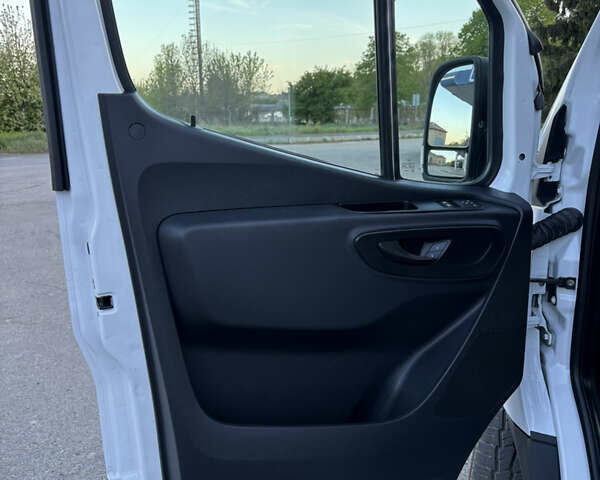 Белый Мерседес Sprinter, объемом двигателя 2.2 л и пробегом 280 тыс. км за 29000 $, фото 8 на Automoto.ua
