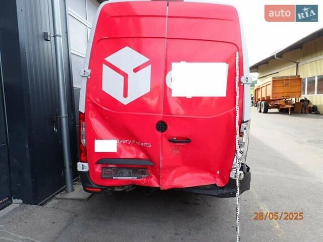 Белый Мерседес Sprinter, объемом двигателя 0 л и пробегом 215 тыс. км за 10713 $, фото 3 на Automoto.ua
