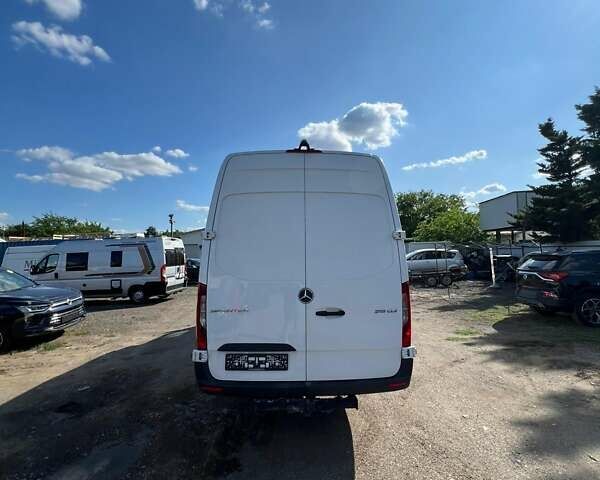 Белый Мерседес Sprinter, объемом двигателя 3 л и пробегом 440 тыс. км за 44500 $, фото 2 на Automoto.ua