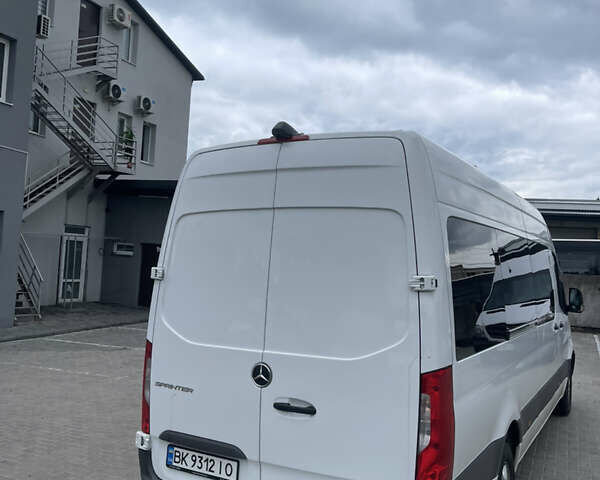 Белый Мерседес Sprinter, объемом двигателя 1.95 л и пробегом 560 тыс. км за 46717 $, фото 5 на Automoto.ua