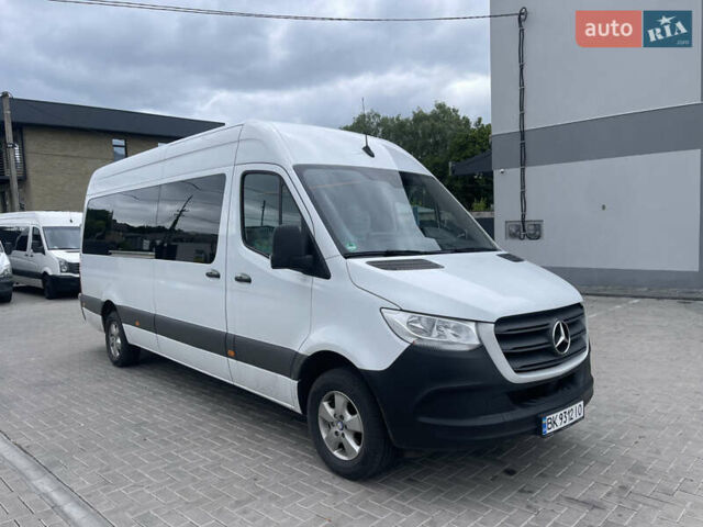 Белый Мерседес Sprinter, объемом двигателя 1.95 л и пробегом 560 тыс. км за 46717 $, фото 4 на Automoto.ua