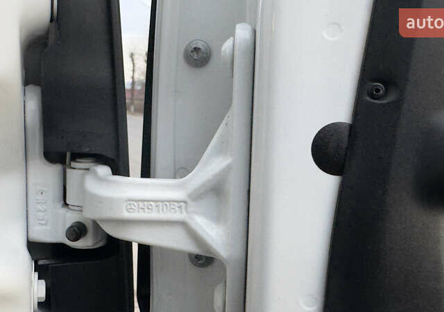 Белый Мерседес Sprinter, объемом двигателя 2.2 л и пробегом 257 тыс. км за 29039 $, фото 70 на Automoto.ua