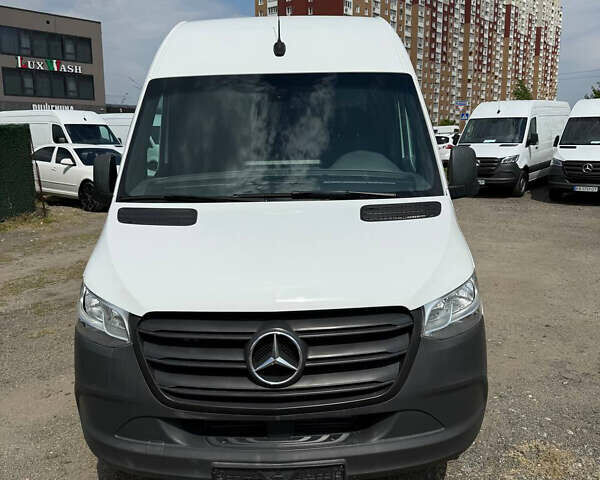 Белый Мерседес Sprinter, объемом двигателя 3 л и пробегом 303 тыс. км за 36999 $, фото 1 на Automoto.ua