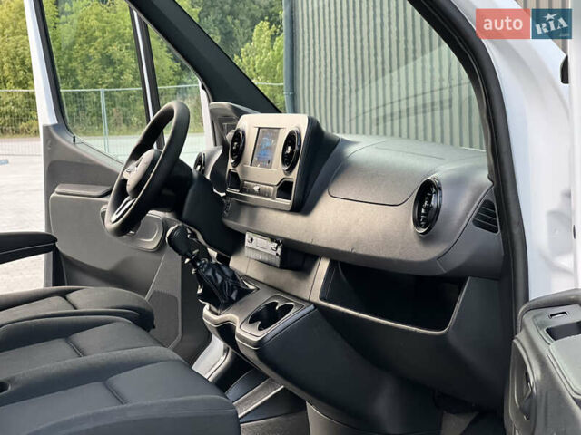Белый Мерседес Sprinter, объемом двигателя 2.2 л и пробегом 253 тыс. км за 24700 $, фото 119 на Automoto.ua