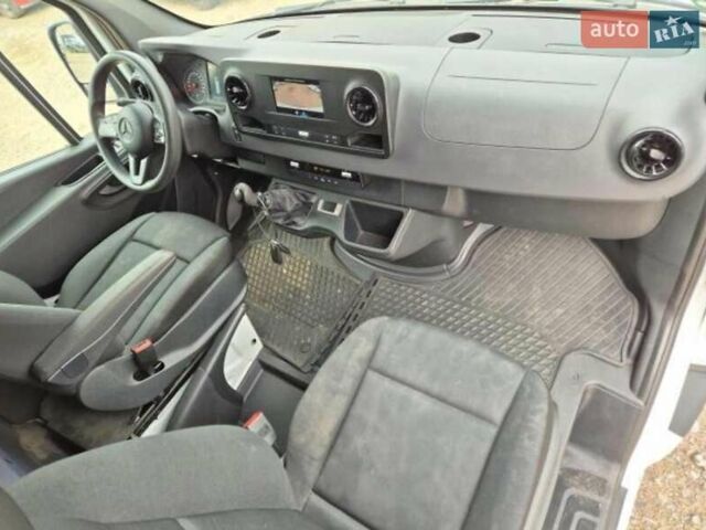 Белый Мерседес Sprinter, объемом двигателя 2.2 л и пробегом 200 тыс. км за 22442 $, фото 4 на Automoto.ua
