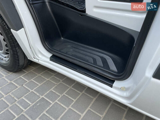 Белый Мерседес Sprinter, объемом двигателя 2.2 л и пробегом 298 тыс. км за 25600 $, фото 35 на Automoto.ua